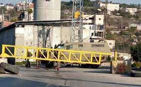 "أريج" : عقاب جماعي يومي للفلسطينيين تحت هيمنة الحواجز والبوابات العسكرية